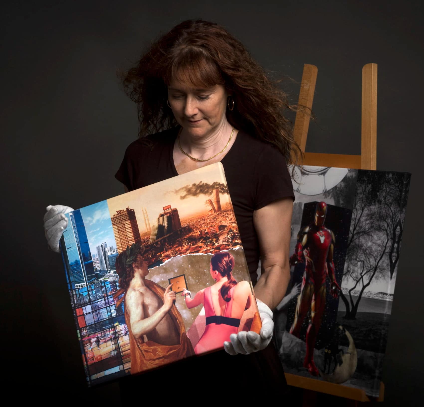 Artiste Dominique Loukidis tenant son tableau